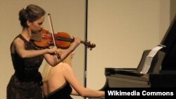 Валентина Лисица (справа) за фортепиано во время выступления в США. Иллюстративное фото.