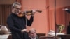 Violonistul Vadim Repin interpretând concertul nr.1 de Dmitri Șostakovici la Sala Palatului.