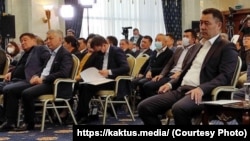 Садыр Жапаров (оң жақта) "Ала-Арча" мемлекеттік резиденциясында өткен парламенттің кезектен тыс отырысы кезінде. 14 қазан 2020 жыл.