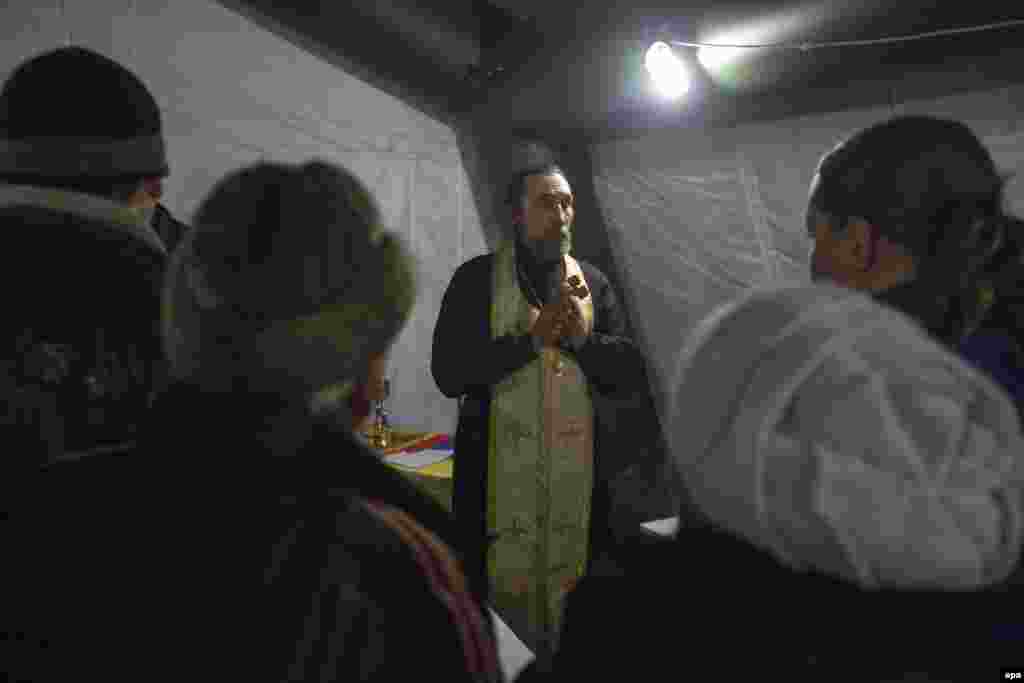 Cвященик проводить службу для місцевого населення у наметі одного з пунктів гуманітарної допомоги в Авдіївці, 4 лютого 2017 року