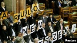 Reprezentanți ai dreptei radicale în sala Parlamentului la Budapesta