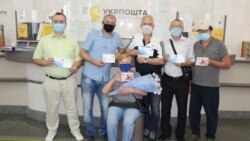 Члены Киевского и Крымского обществ филателистов во время памятного гашения марки в честь Ивана Ляшенко