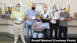 Члены Киевского и Крымского обществ филателистов во время памятного гашения марки в честь Ивана Ляшенко