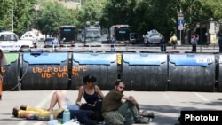 Участники сидячей акции протеста на проспекте Баграмяна, Ереван, 29 июня 2015 г․
