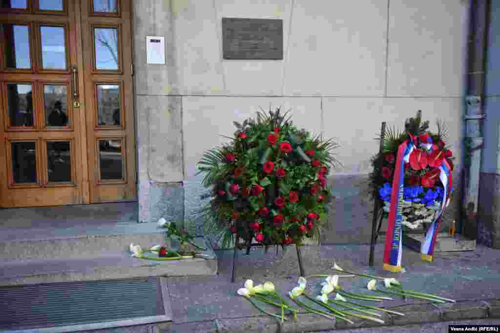 Venci aktuelne i Đinđićeve vlade, na mestu na kome je ubijen 12. marta 2003. godine.
