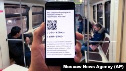 Elektronska karta s QR kodom za metro na ekranu mobitela, Moskva, Rusija, 14 april 2020.