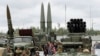 Rachete de tip Tocika (stg.) şi Iskander (centru) şi lansatoare de rachete de tip Grad şi Smerci, în timpul unei expoziții militare