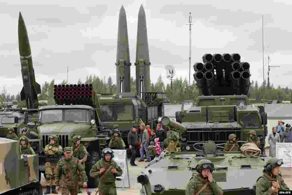 РУСИЈА - Руската државна телевизија објави список на американски воени објекти што Москва би ги таргетирала во случај на нуклеарен напад и дека хиперсоничната ракета што Русија ја развива би можела да ги погоди целите за помалку од пет минути. Меѓу објавените мети се Пентагон и претседателското засолниште Кемп Дејвид во Мериленд.