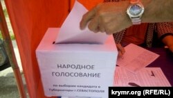 У одному з наметів, де проводять «народне опитування», Севастополь, травень 2017 року