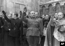 Dictatorul spaniol Francisco Franco (centru), 20 noiembrie 1938