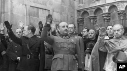 Іспанський диктатор Франциско Франко (в центрі) на вшануванні памʼяті Хосе Антоніо де Рівери в другу річницю його смерті, 1938 рік, Бургос, Іспанія