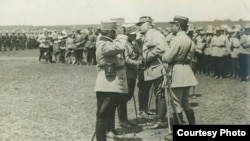 Generalul Berthelot decorează ofițeri români, Iași, 10 mai 1917 (Foto: Arhivele Naționale Istorice Centrale)