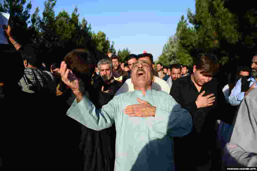 Owgan protestçileri Hyratda metjide edilen we 33 adamy öldüren hüjümden soň &quot;Yslam döwleti&quot; ekstremist toparyny näletleýärler. (AFP/Hoshang Hashimi)