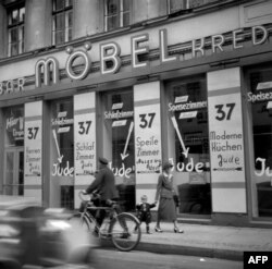 فروشگاه‌های ویران‌شده یهودیان در برلین. ۱۰ نوامبر ۱۹۳۸.