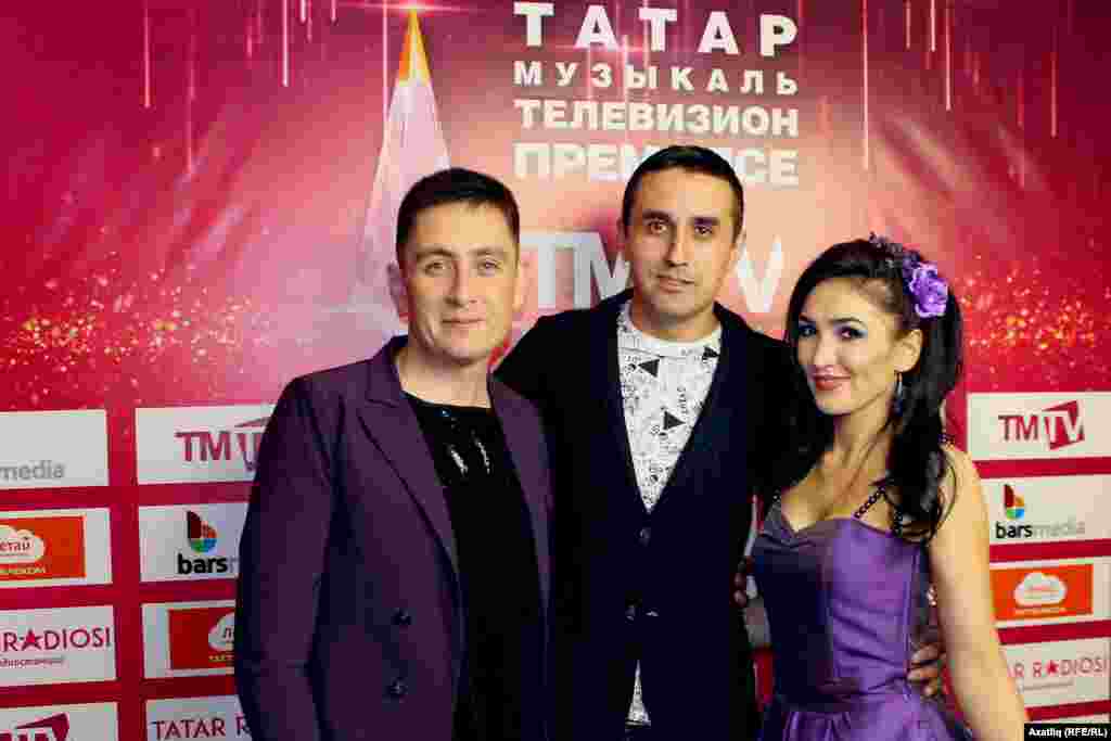 Ризат һәм Зинирә Рамазановлар беренче тапкыр TMTV каналы бүләге алды, уртада музыкант, иң билгеле җырларга көй язучы Марат Мухин