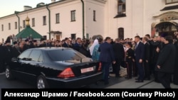 За эту фотографию машины с номерами "0002 MI", на которой патриарх Кирилл приехал в кафедральный собор Минска, священника Александра Шрамко отстранили от служения