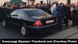 За эту фотографию машины с номерами "0002 MI", на которой патриарх Кирилл приехал в кафедральный собор Минска, священника Александра Шрамко отстранили от служения