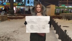 Участница одиночного пикета ЛПР в Казани