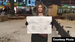 Участница одиночного пикета ЛПР в Казани