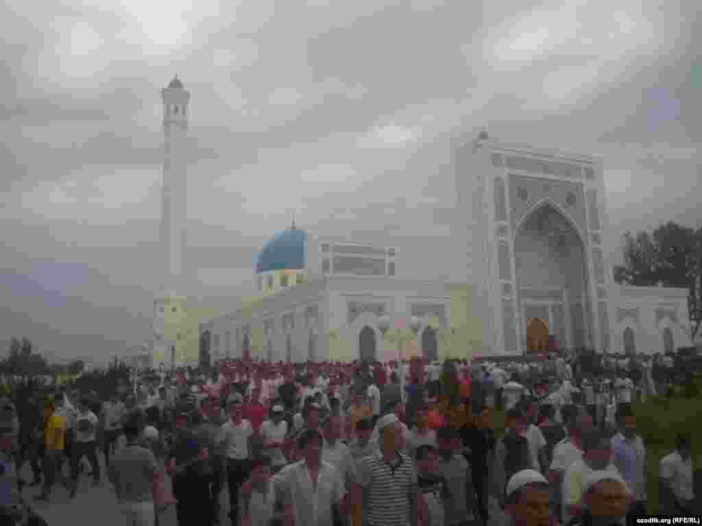 Uzbekistan - a prayer in honor of Ramadan, at the Tashkent mosque Minar