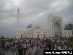 Ташкент мешітіне Ораза айт намазына жиналған жамағат. 18 шілде 2015 жыл