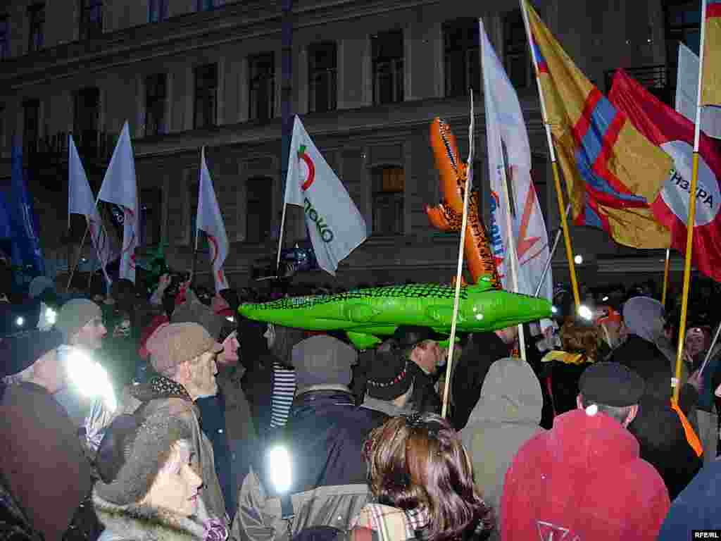 Участники "Марша несогласных" несут надувных крокодилов - символ своего отношения к Валентине Матвиенко.
