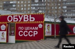 Donețk - o femeie trece pe lângă un magazin ce oferă pantofi "la prețuri de URSS ".