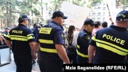 Полиция наблюдает за акцией протеста у здания парламента Грузии. Тбилиси, сентябрь 2019 года