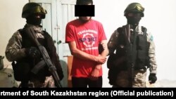 Күш құрылымдары "экстремизмді насихаттады" деген күдікпен ұстаған адам. Көрнекі сурет.