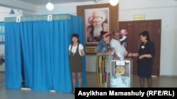 Жамбыл ауылындағы №395 сайлау учаскесі. Алматы облысы Қарасай ауданы, 26 сәуір 2015 жыл.
