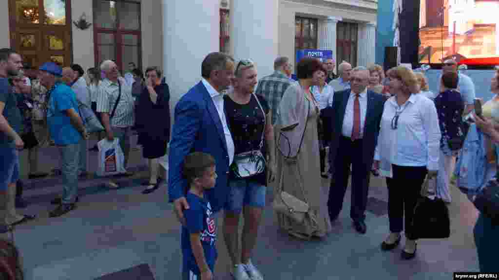 Глава российского парламента Крыма Владимир Константинов фотографируется с гостями кинофестиваля