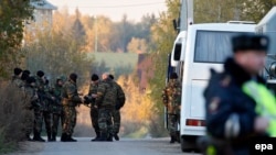Russia -- Russian police block the road to the house of Amiran Georgadze who is suspected in murdering four people, in the village of Timoshkino, some 27 km from the town of Krasnogorsk in the Moscow region, October 20, 2015