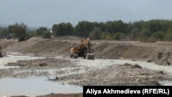 Техника нелегальных копателей работает у реки Талгар. Фото предоставлено природоохранной прокуратурой по Алматинской области.