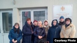 Инициативная группа обманутых дольщиков у входа в здание правительства Новосибирской области 