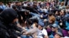 Кезектен тыс президент сайлауы күні полиция Алматының орталығындағы алаңға наразылық акциясына шыққан бейбіт адамдарды ұстап, әкетіп жатыр. 9 маусым 2019 жыл.