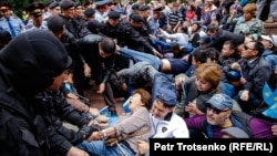 Полиция сайлауға наразылық білдірген азаматтарды ұстап жатыр. Алматы, 9 маусым 2019 жыл.