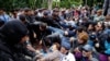 Полицейские задерживают людей на площади в центре Алматы. 9 июня 2019 года.