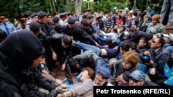 Police scuffle with protesters in Astana Square, Almaty. June 9, 2019.