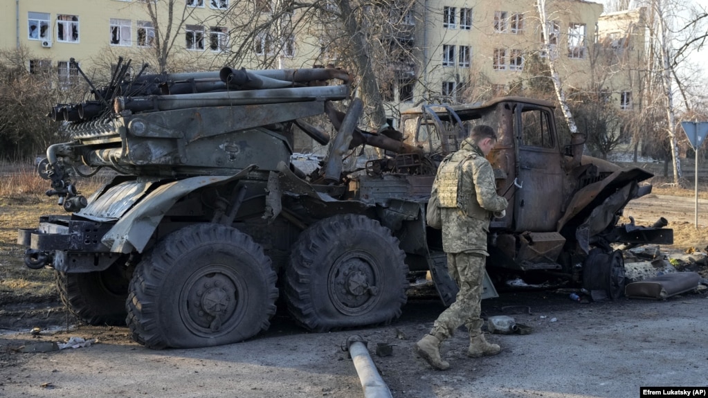 Разбитая российская установка "Град" в районе Харькова