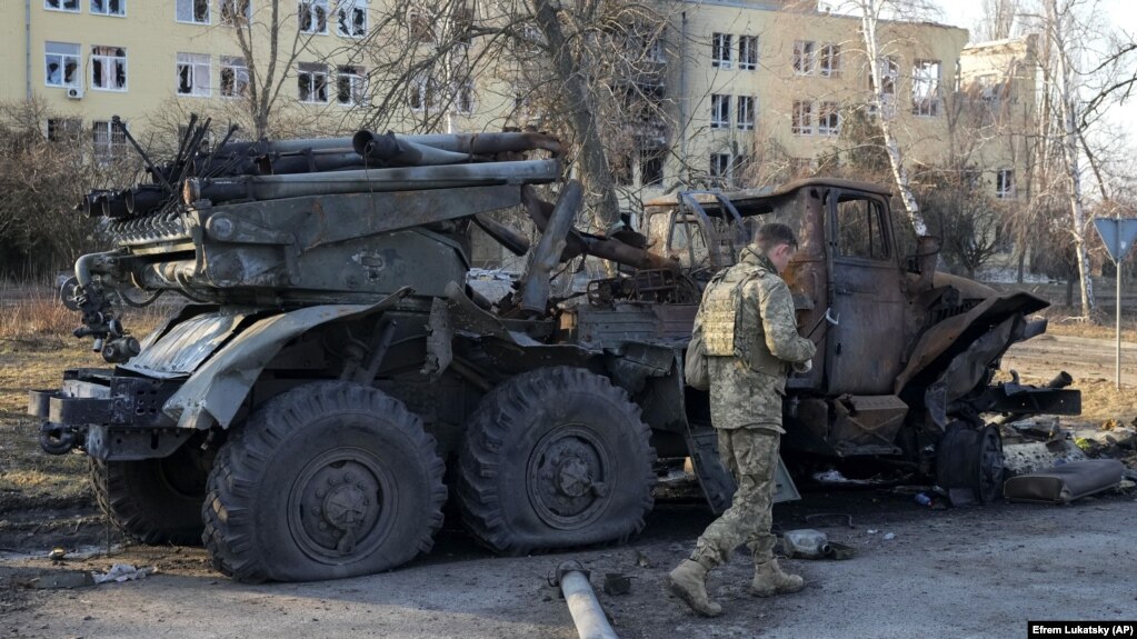 Український військовослужбовець проходить повз знищену російську реактивну систему залпового вогню «Град». Харків, 24 березня 2022 року
