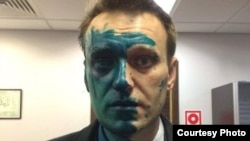 Алексей Навальный после нападения 