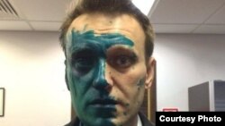 Алексей Навальный после нападения