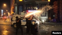 Спецзагін поліції обстрілює демонстрантів гранатами з подразливим газом, центр Стамбула, 16 червня 2013 року