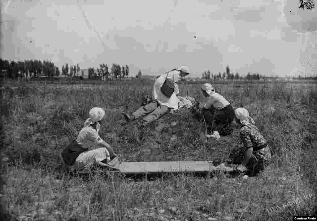 Медсестры оказывают помощь пострадавшему солдату. 1941-1942 годы.&nbsp;