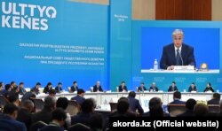 Қазақстан президенті Қасым-Жомарт Тоқаев өз бастамасы бойынша құрылған Ұлттық қоғамдық сенім кеңесінің жиынында отыр. Нұр-Сұлтан, 20 желтоқсан 2019 жыл.