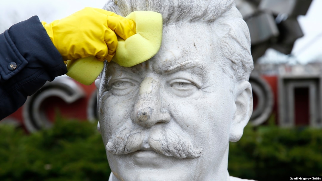 A bust of Soviet dictator Josef Stalin being cleaned in Moscow. (file photo)