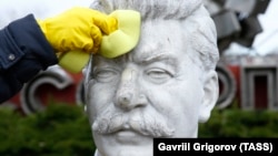 A bust of Soviet dictator Josef Stalin being cleaned in Moscow. (file photo)