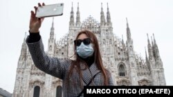 Իտալիա - Զբոսաշրջիկը Միլանի տաճարի մոտ, 10-ը մարտի, 2020թ.