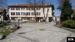 Централният площад в Банско е пуст, след като градът е поставен под карантина
