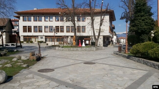 Централният площад в Банско е пуст, след като градът е поставен под карантина